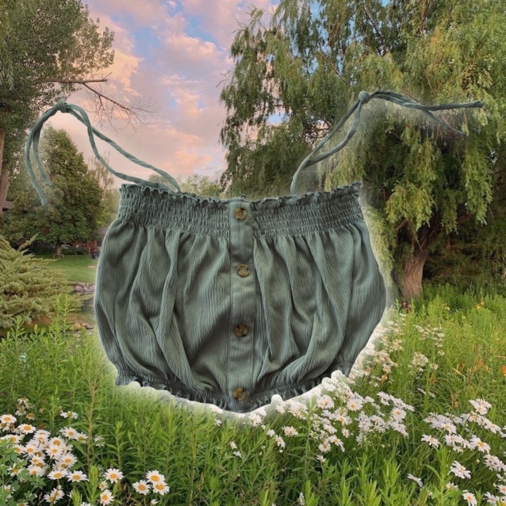 🌸 H&M Divided crop top 🌸